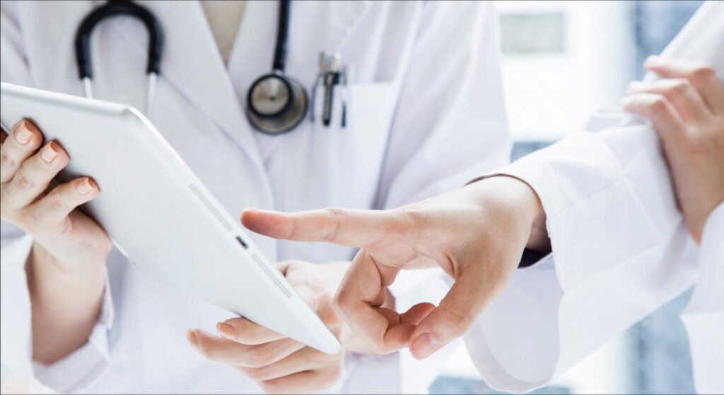 「異常なし」をより確実にするための精密な画像診断を行う医師